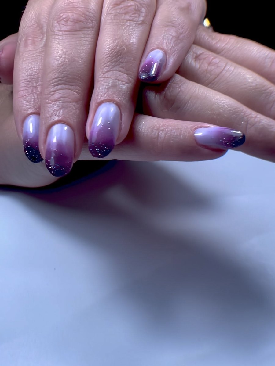 Lilac to deep purple ombre nails with sparkle at the tips